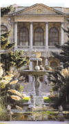 Dolmabahe paleis gezien vanuit de omliggende tuinen