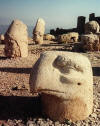 Berg Nemrut: Oodt-West Beschavingen ontmoet op  2150 m. een van de top wonders in het wereldanın sekizinci harikası Nemrut.